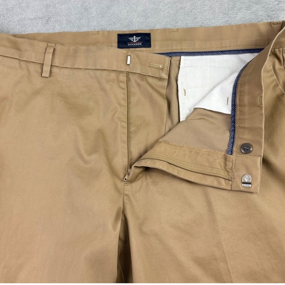 Dockers Relaxed Fit Mens 38x32 Khaki Chinos Pants Cotton Blend Stretch Workwear - Picture 3 of 10